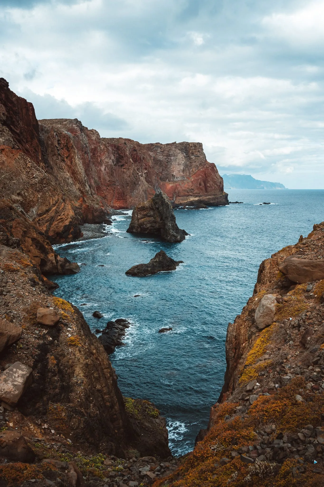 Skalnaté útesy a mořské skály na Ponta de São Lourenço