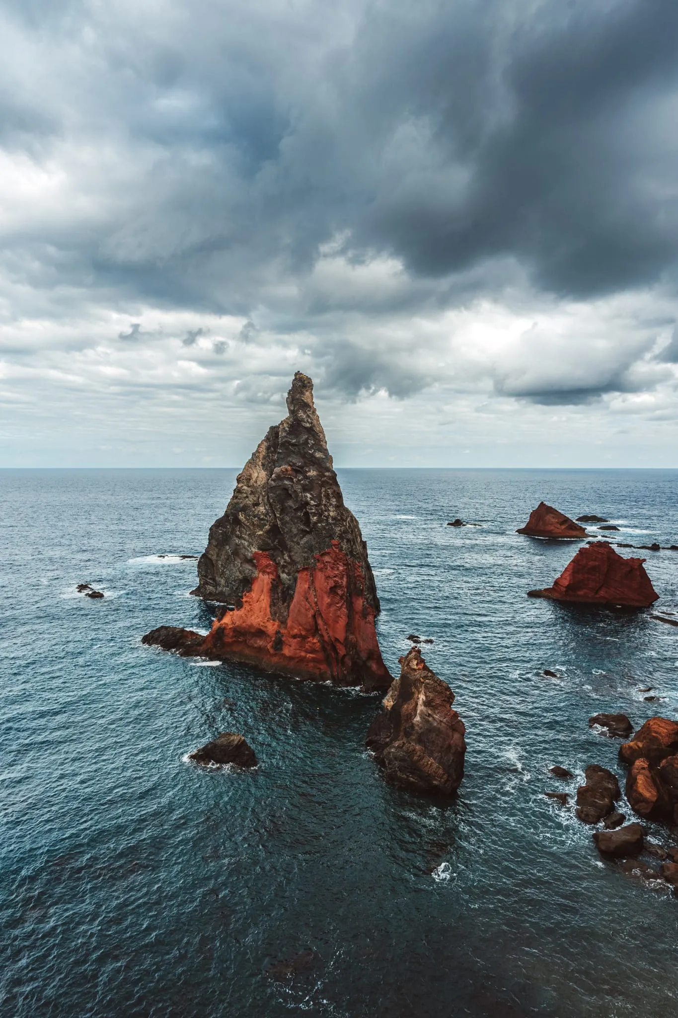 Skalní jehla vystupující z oceánu u Ponta de São Lourenço