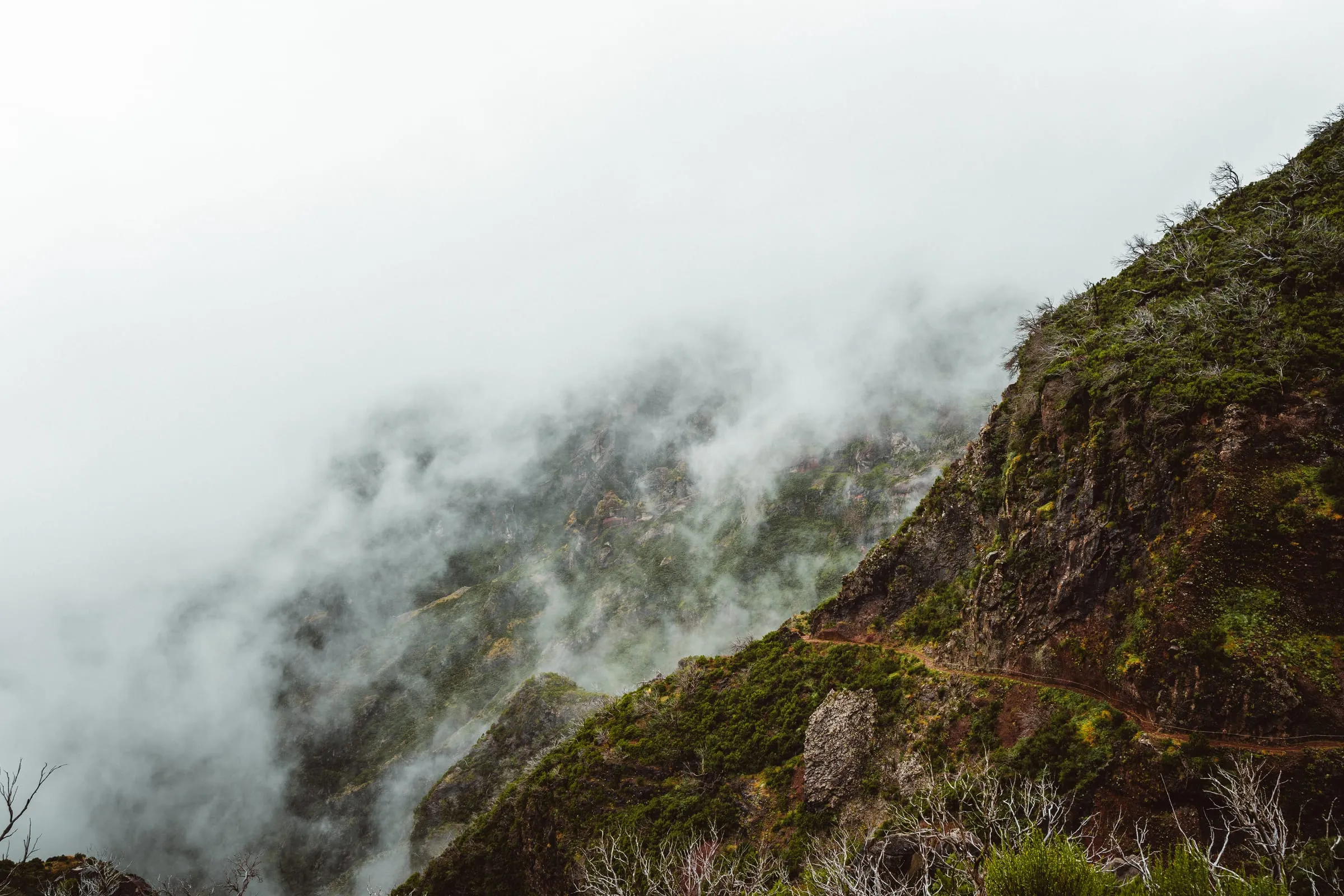 Mlha nad strmými svahy na treku Pico do Arieiro – Pico Ruivo