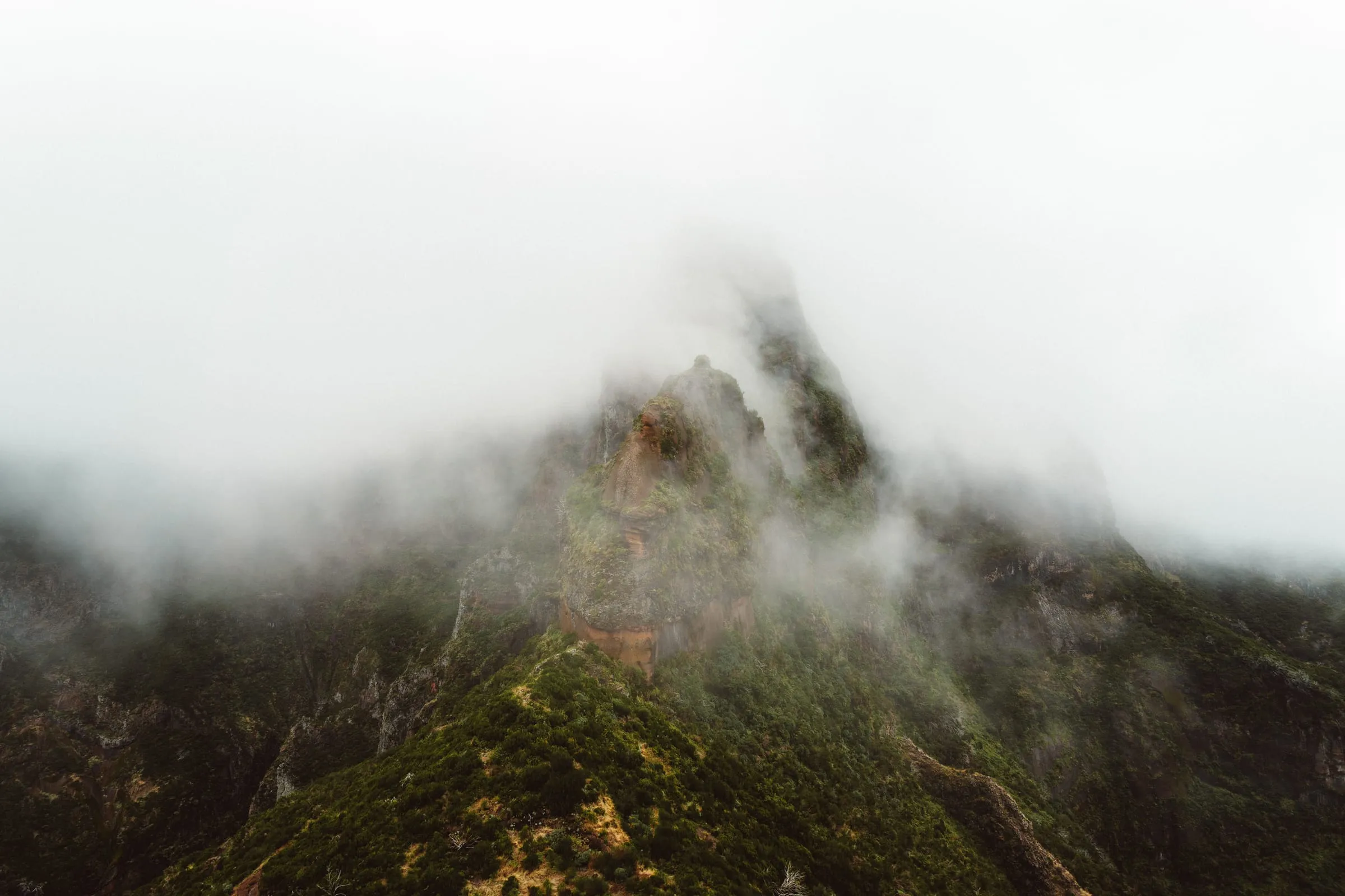 Hora vystupující z mraků na treku Pico do Arieiro – Pico Ruivo