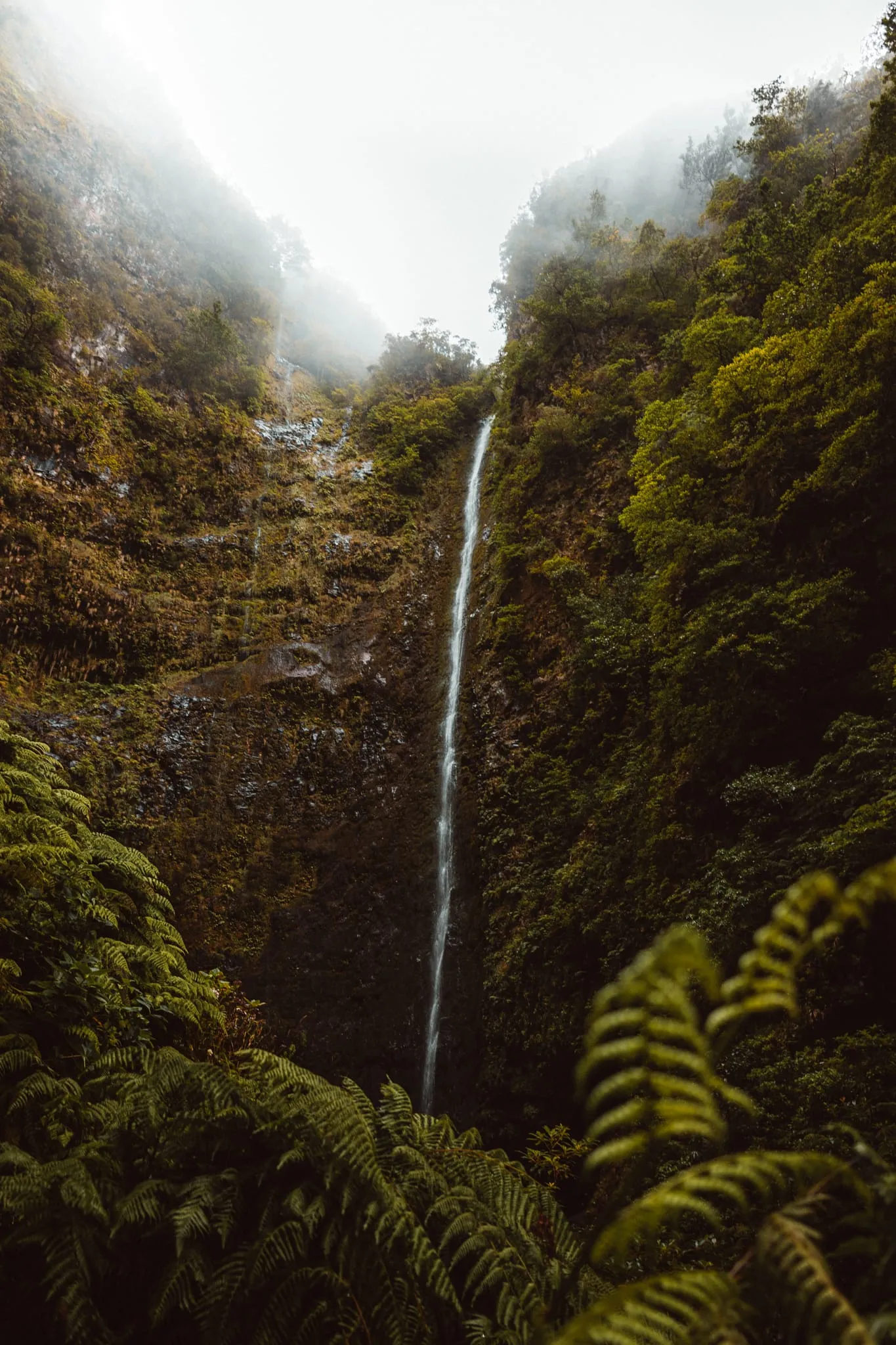Vodopád v zeleném kaňonu na Levada do Inferno