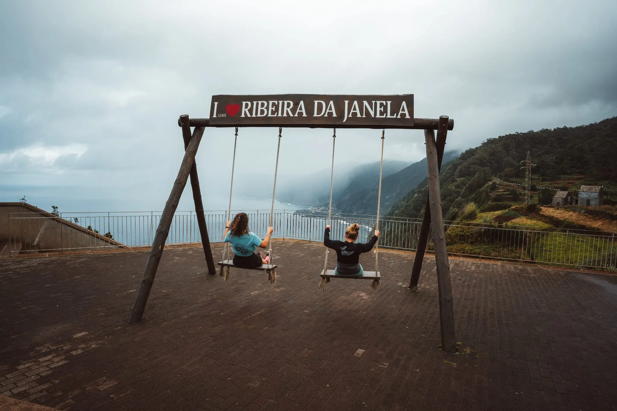 Houpačky na vyhlídce Ribeira da Janela nad pobřežím