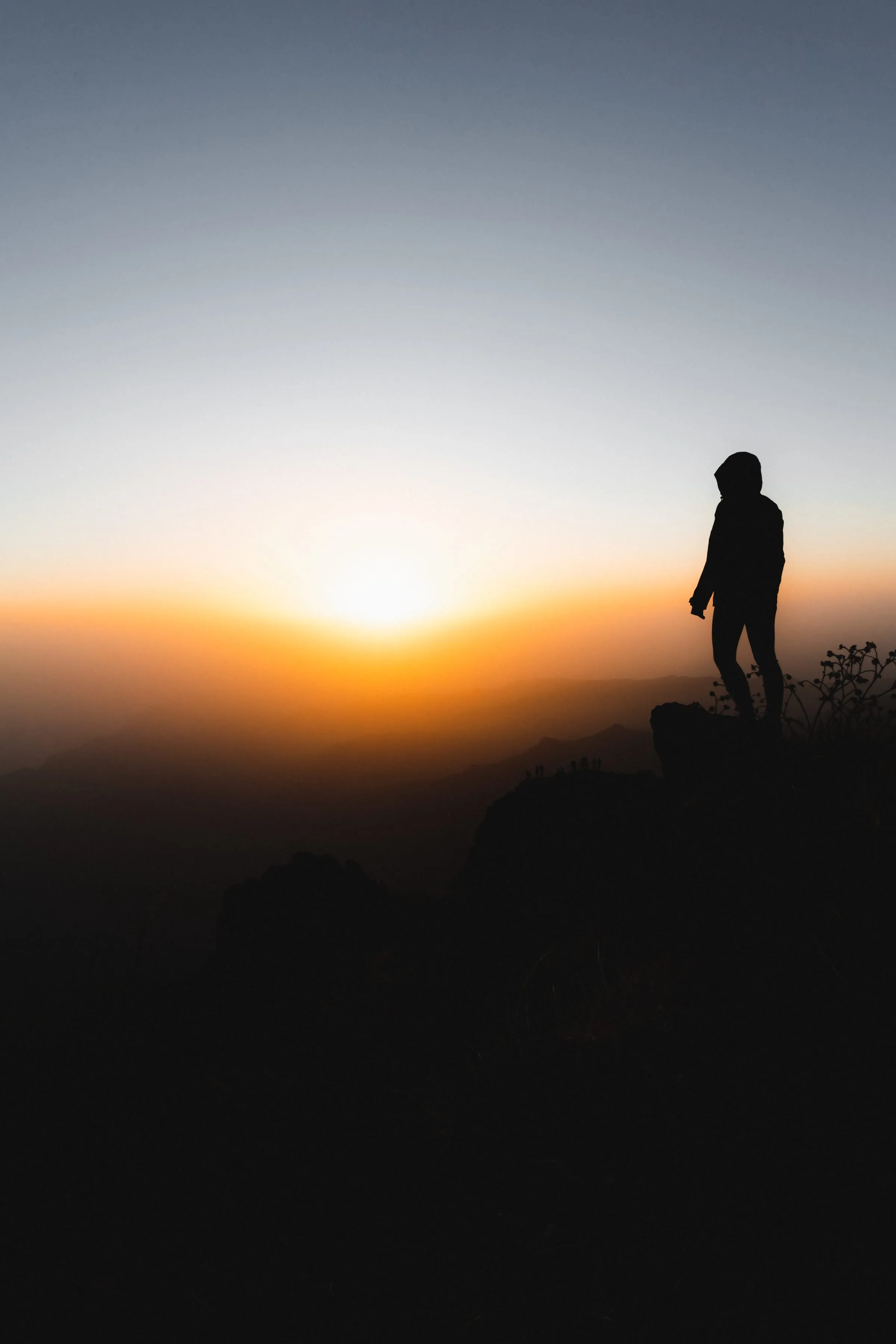 Silueta turisty při východu slunce na Pico do Arieiro
