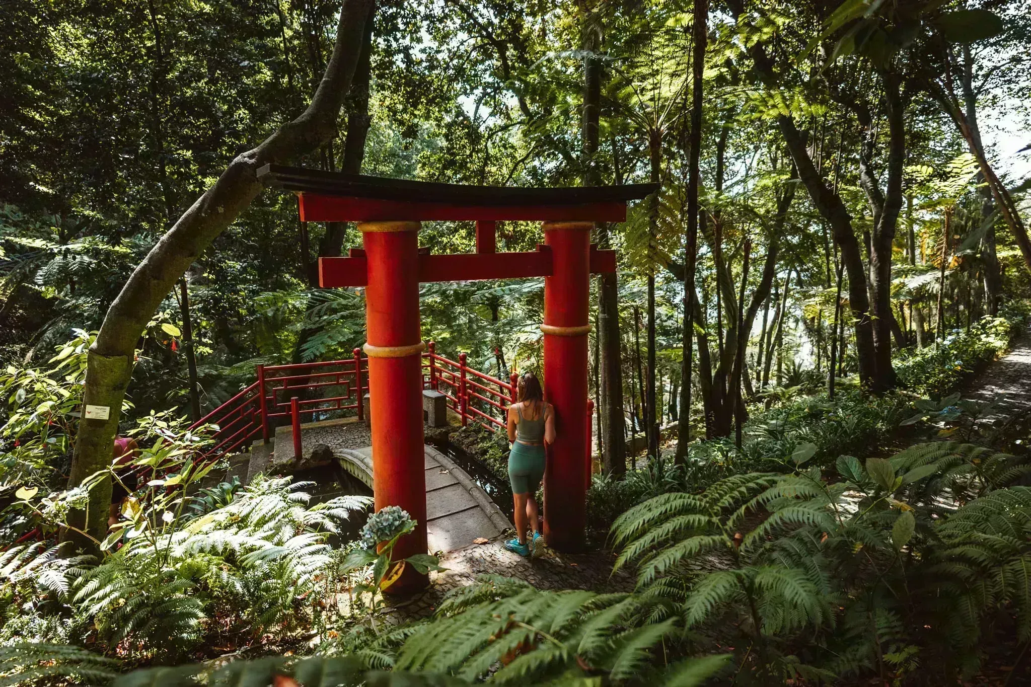 Červená brána torii v zahradách Monte Palace