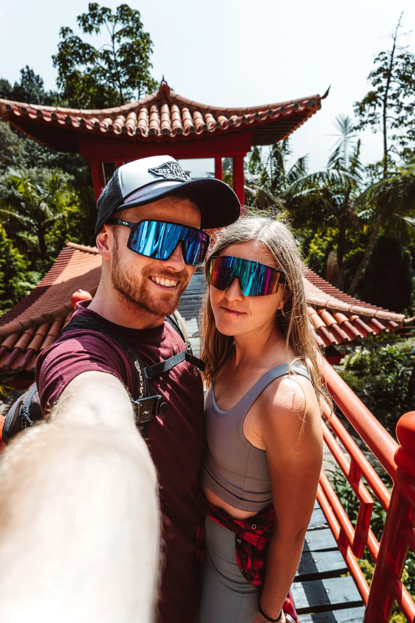 Selfie před japonskou pagodou v zahradách Monte Palace ve Funchalu
