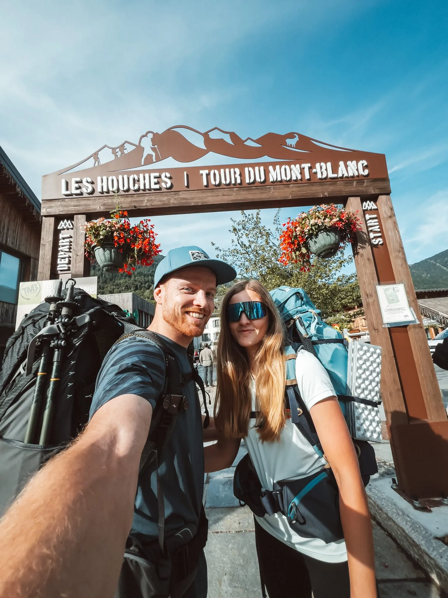 Selfie u startovní brány Tour du Mont Blanc v Les Houches