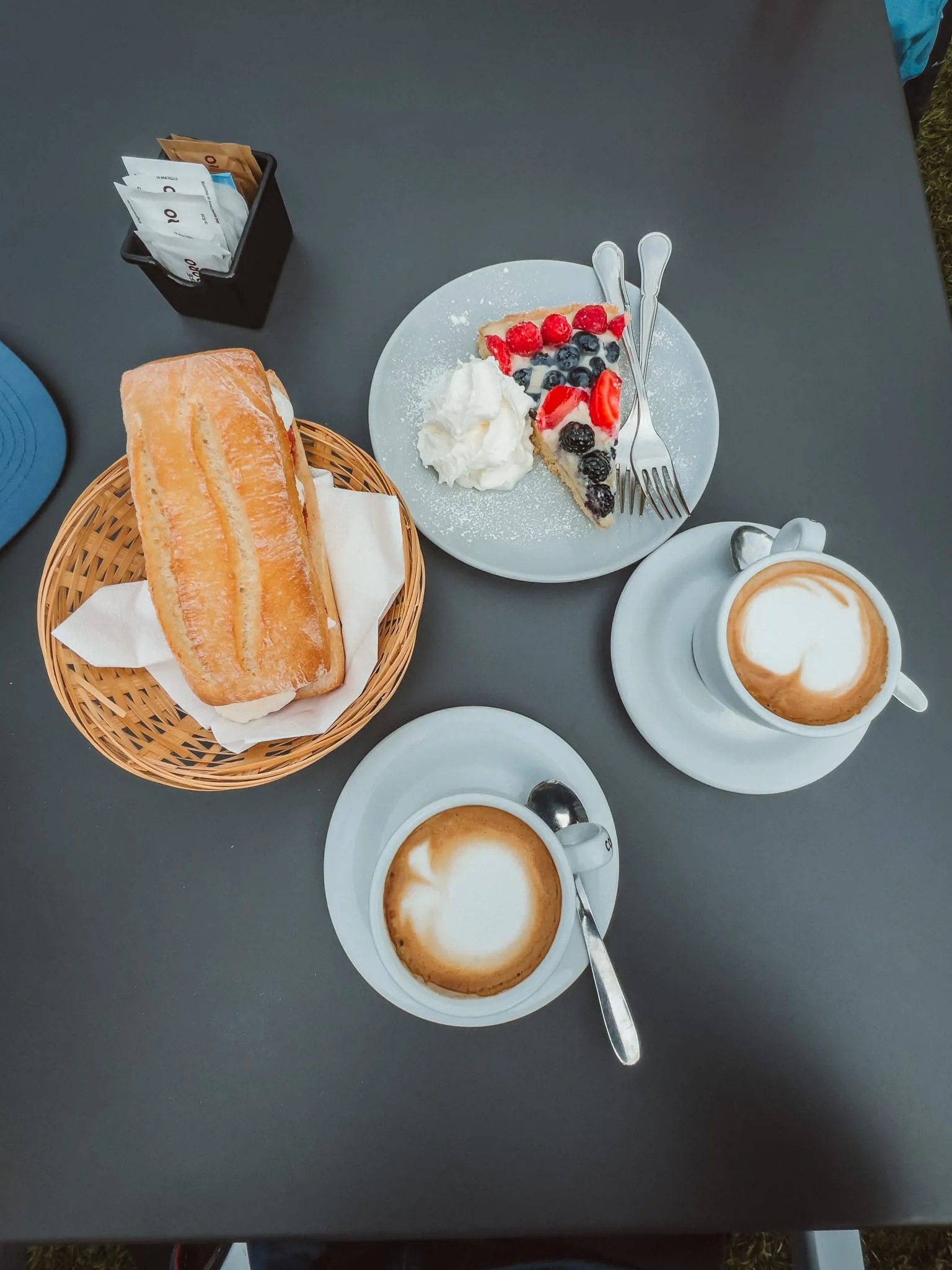 Snídaně na chatě: cappuccino, ovocný koláč a bageta