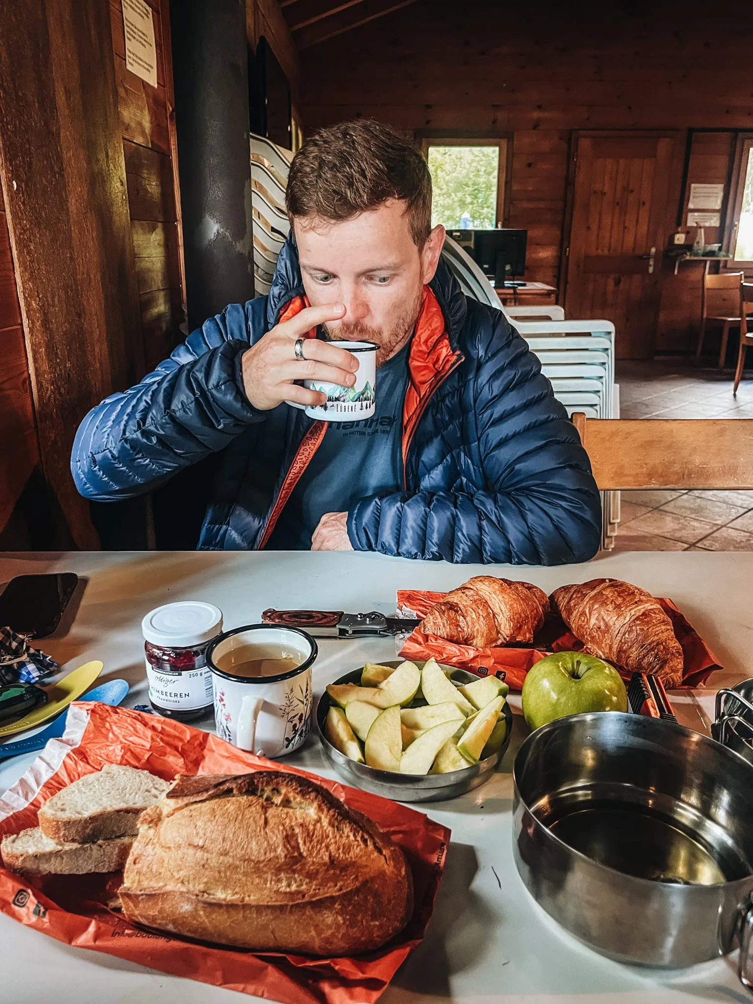 Snídaně v kempu v La Fouly s croissanty a marmeládou