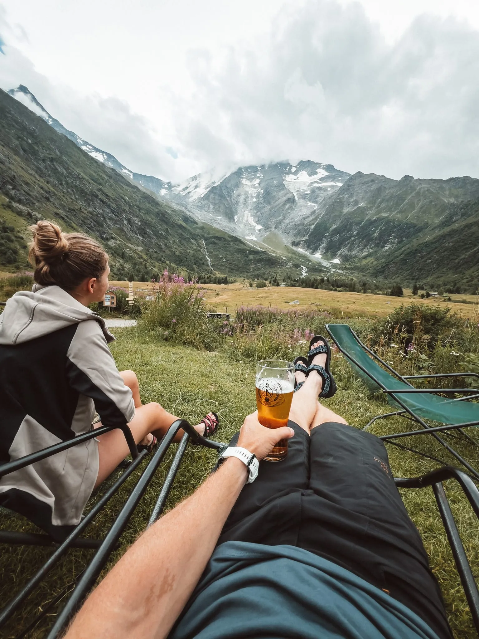 Pivo po prvním dni treku u chaty Refuge de Miage