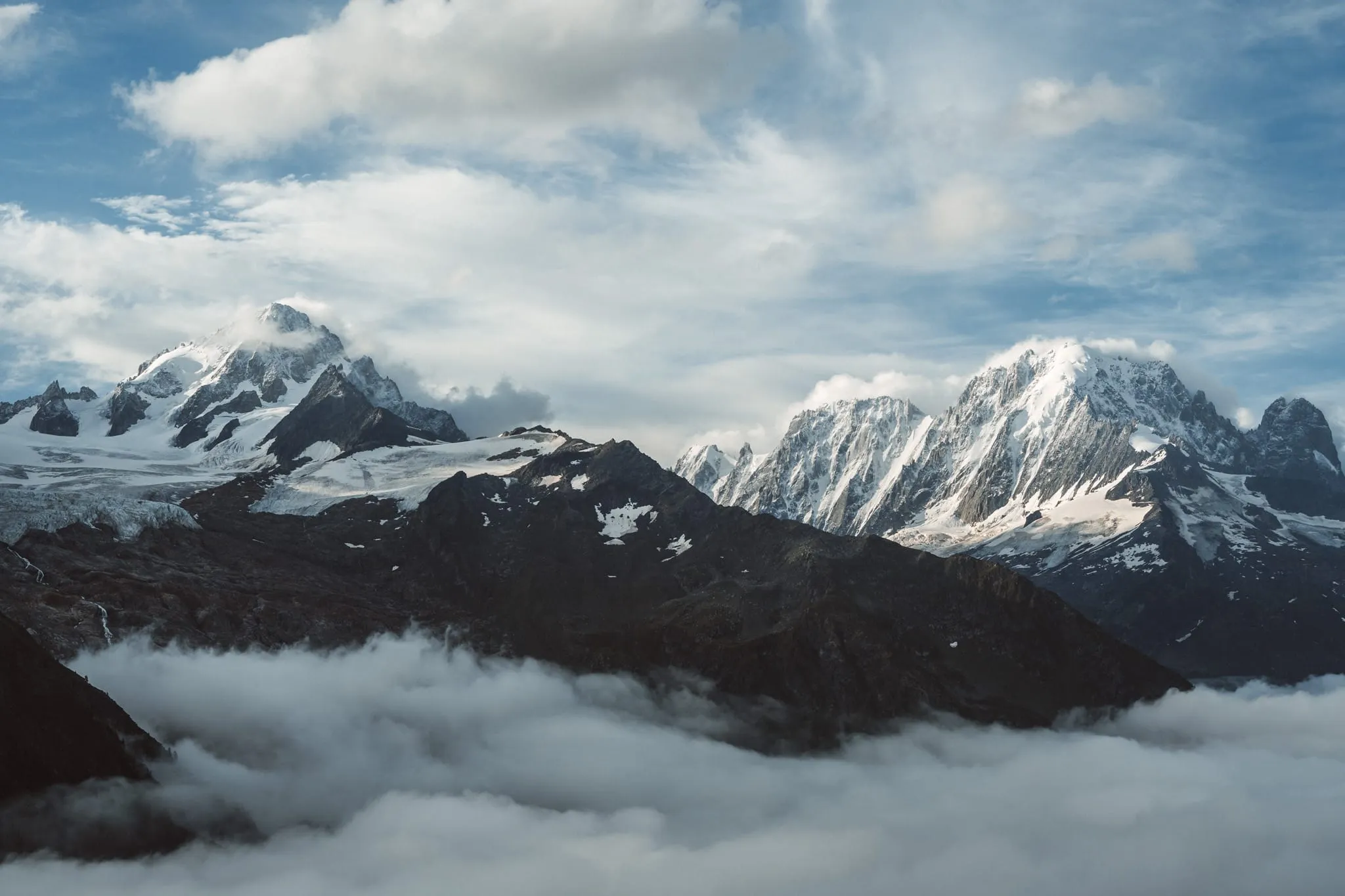 Masiv Mont Blanc nad mořem mraků