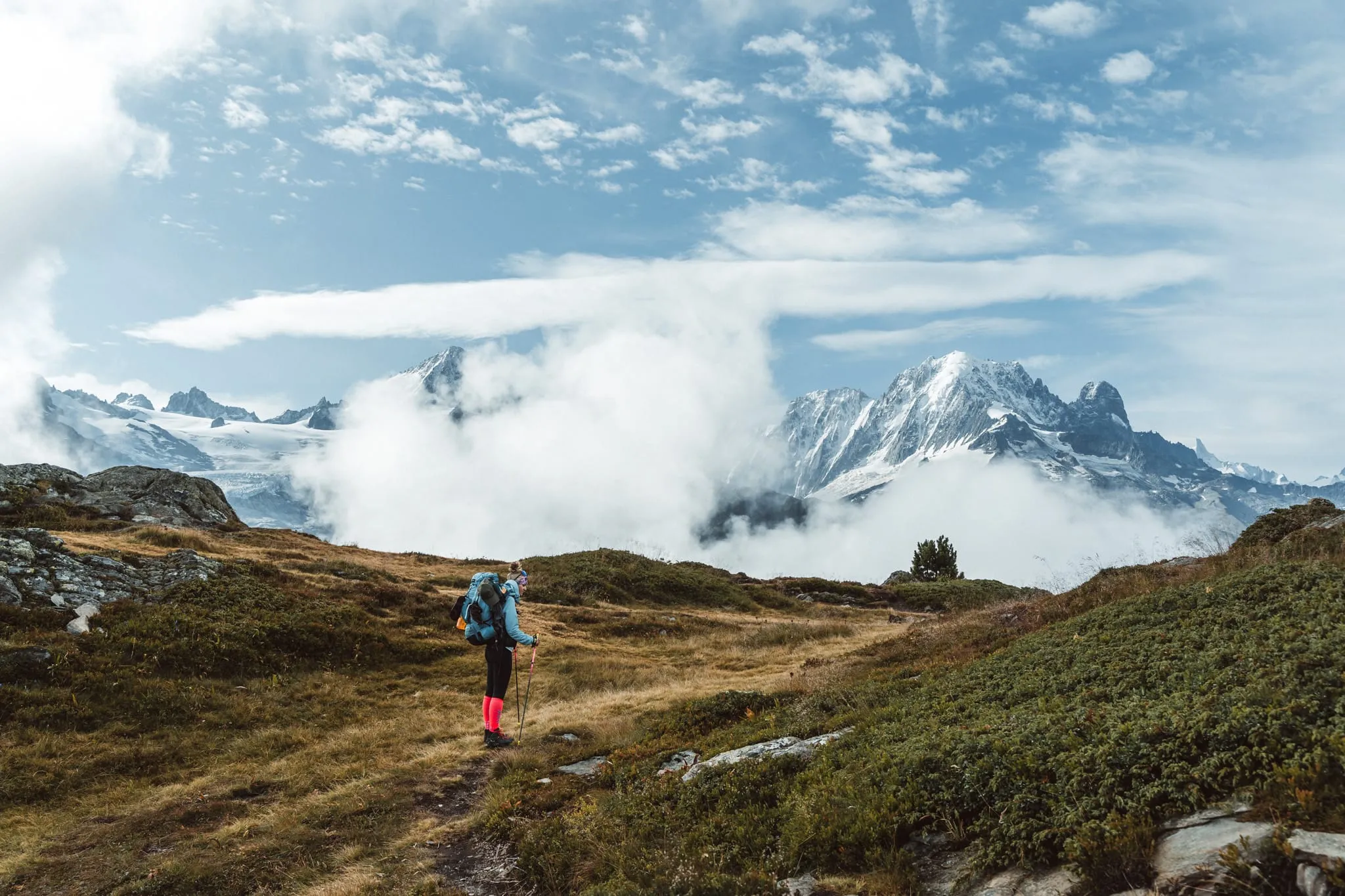 Trekař na stezce k Lac Blanc s výhledem na zasněžené štíty masivu Mont Blanc