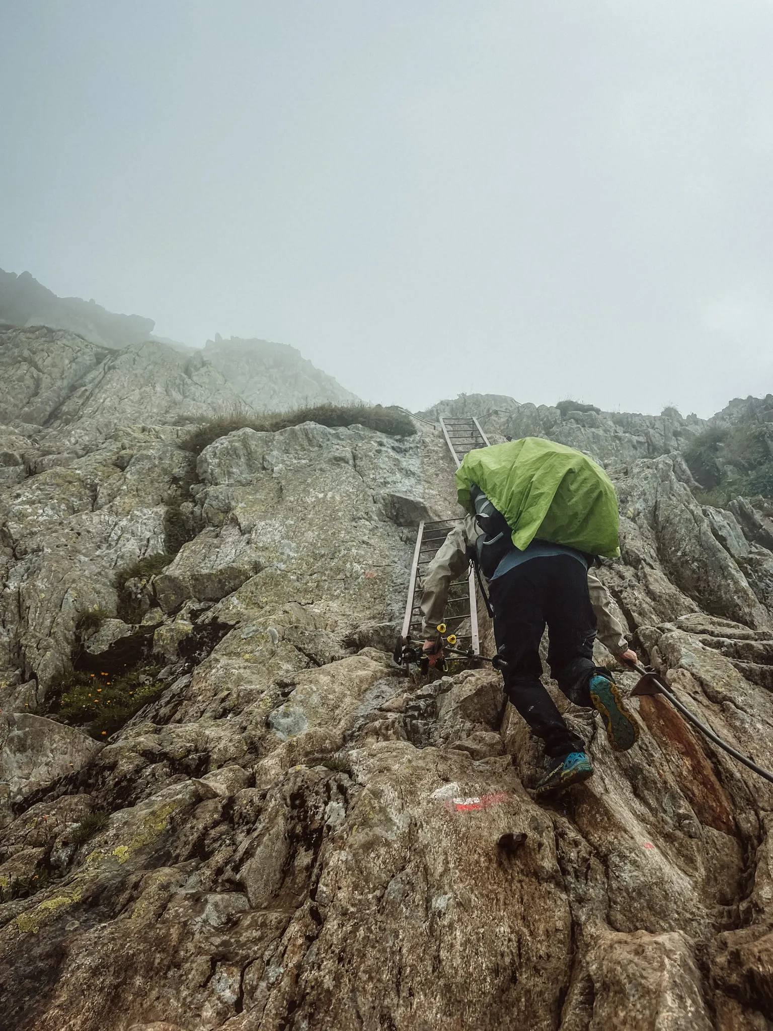 Výstup kamenitým terénem v mlze k sedlu Col du Brévent