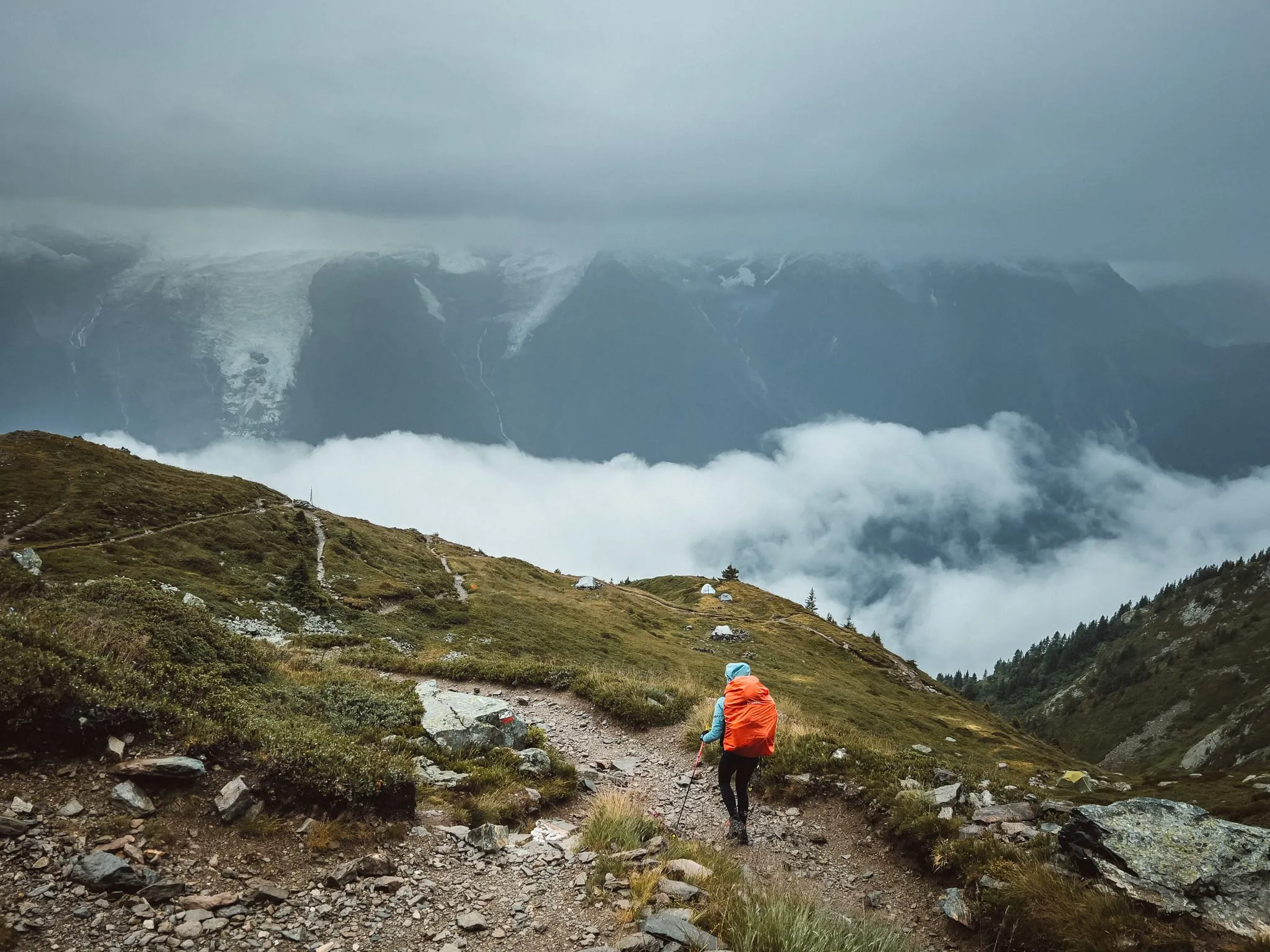 Poslední sestup po stezce nad mraky do údolí Chamonix