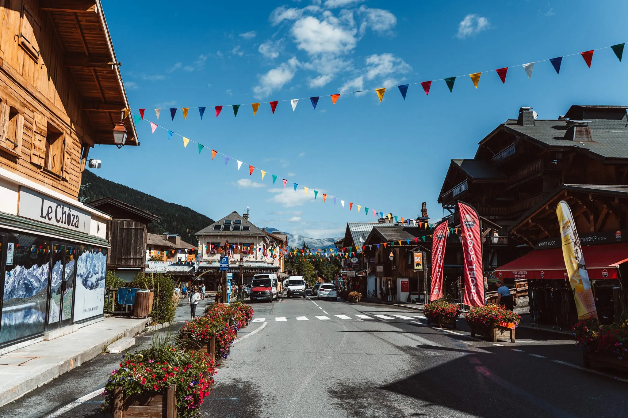 Vlaječkami vyzdobená ulice v Les Contamines