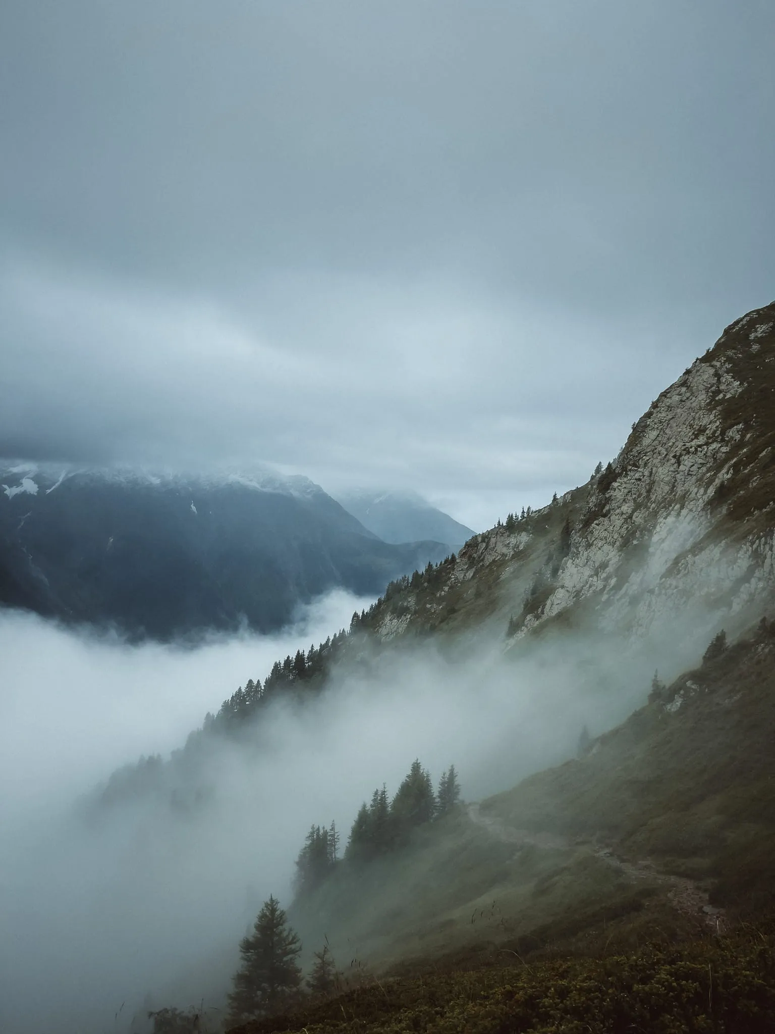Mlha v údolí během sestupu do Les Houches