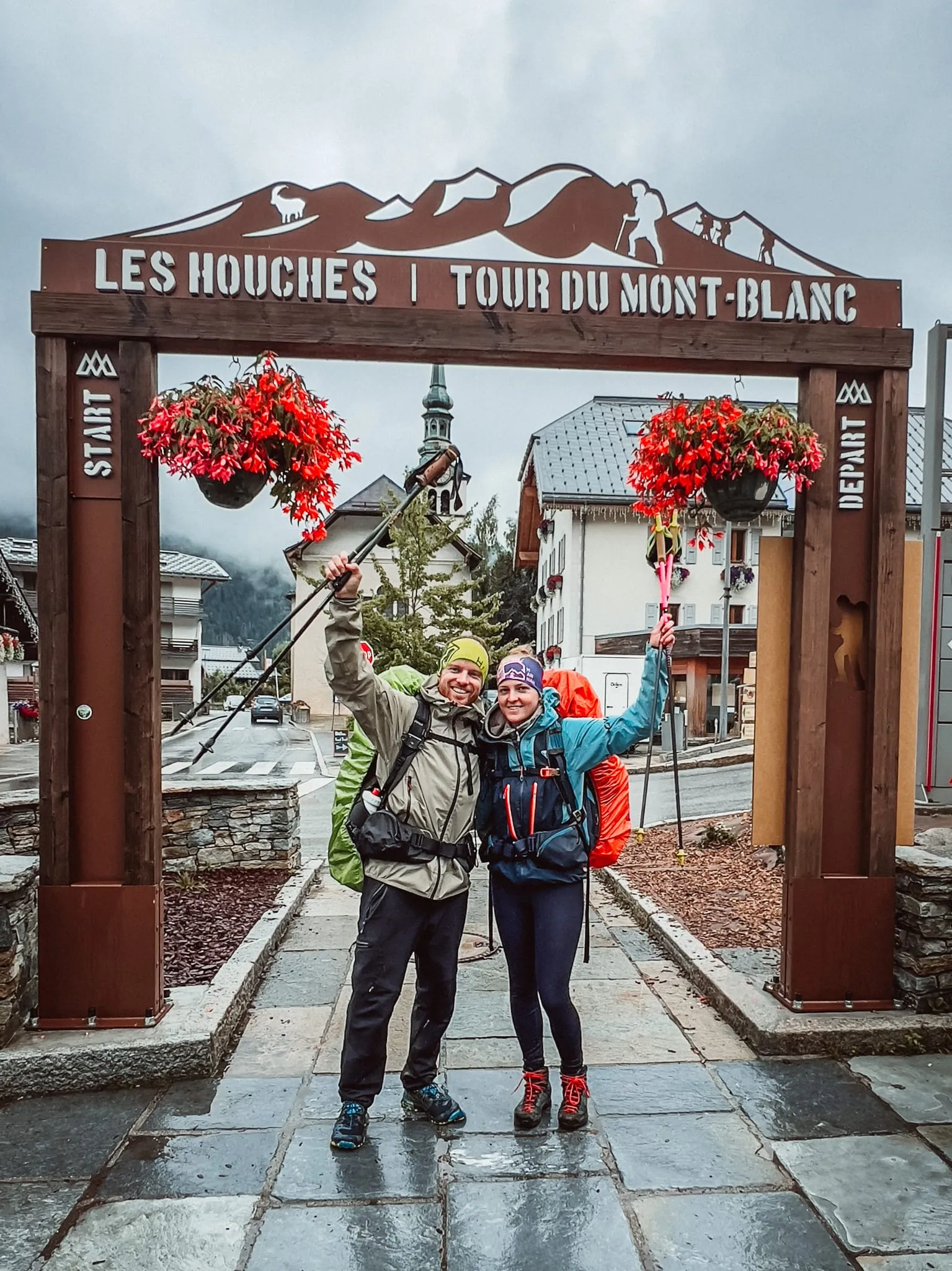Radost u cílové brány Tour du Mont Blanc v Les Houches
