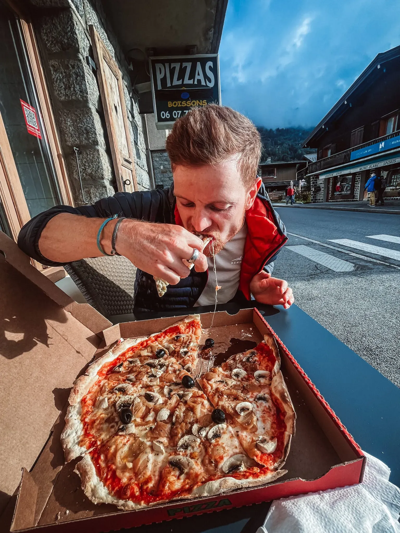 Oslavná pizza po dokončení treku Tour du Mont Blanc