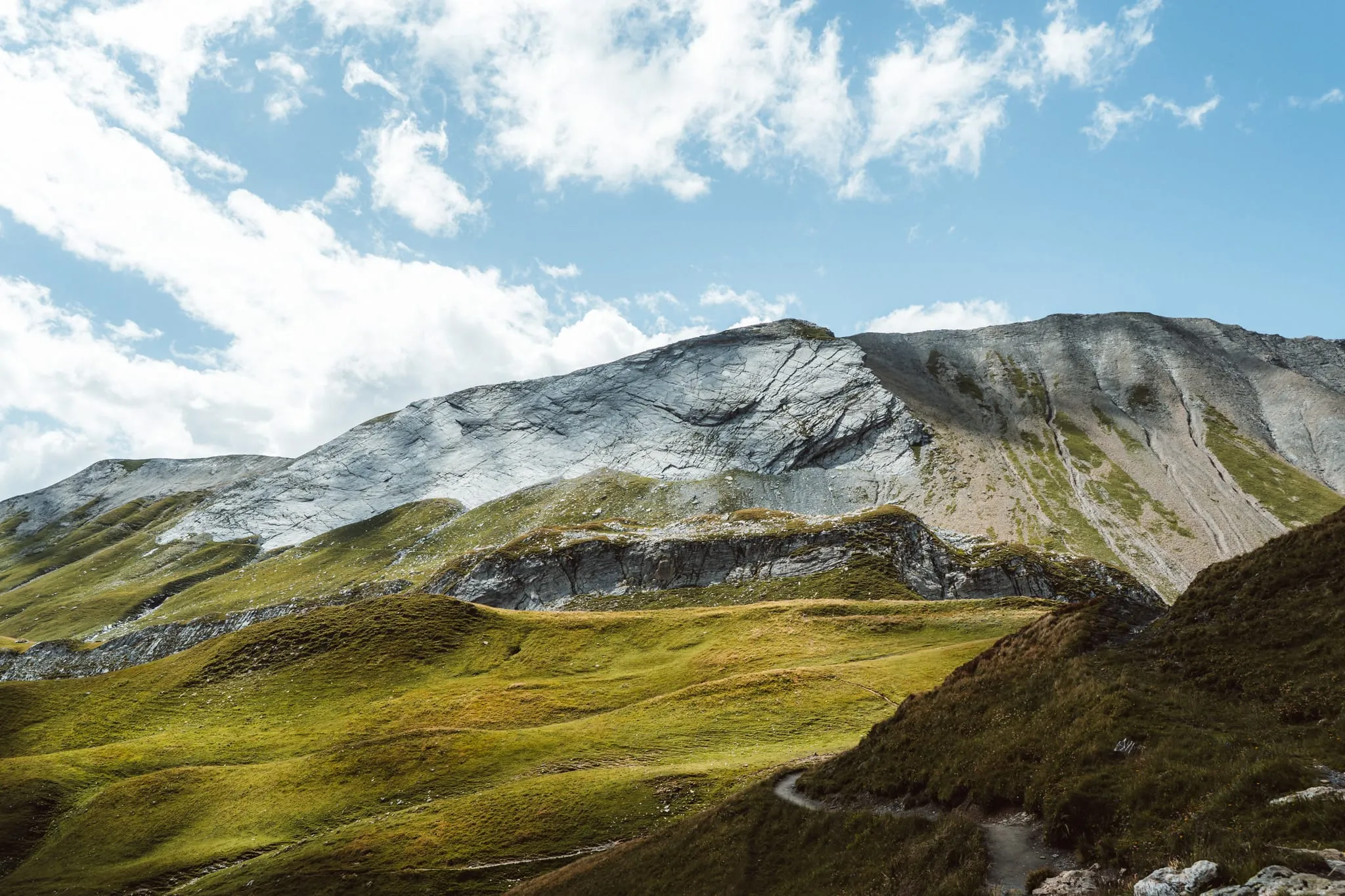 Horské hřebeny pod modrou oblohou cestou k Col du Bonhomme