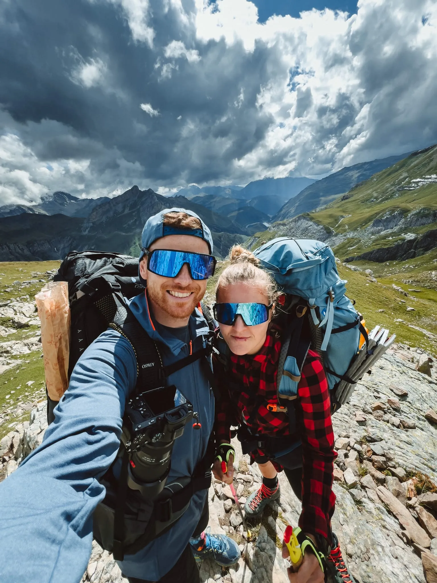Selfie s krosnami pod dramatickými mraky ve vysokých horách