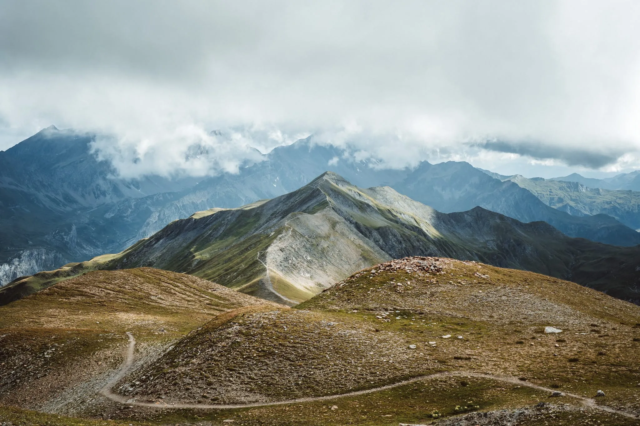 Horské hřebeny v mracích u sedla Col des Fours
