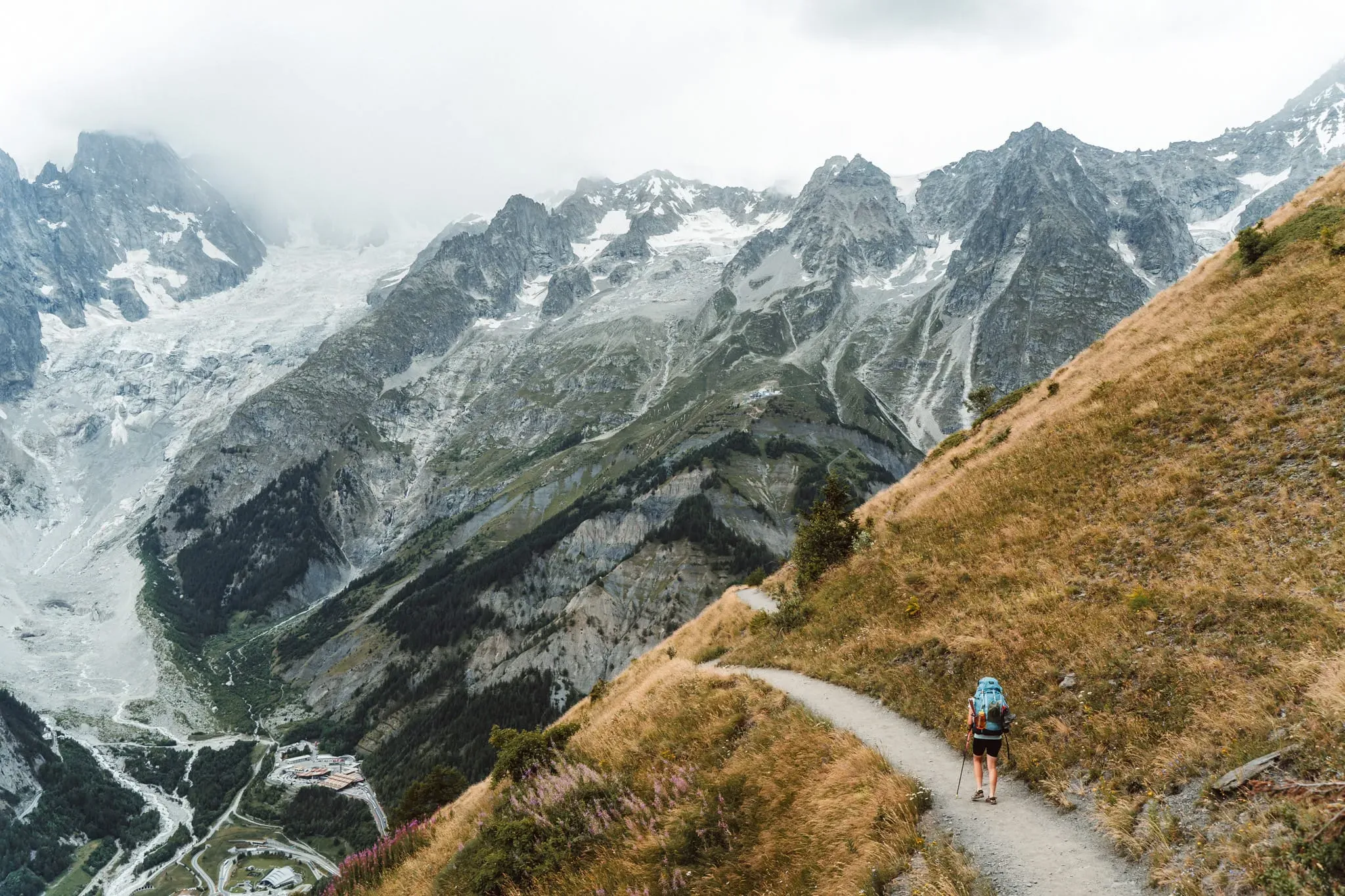 Stezka nad údolím Val Ferret s výhledem na ledovce masivu Mont Blanc