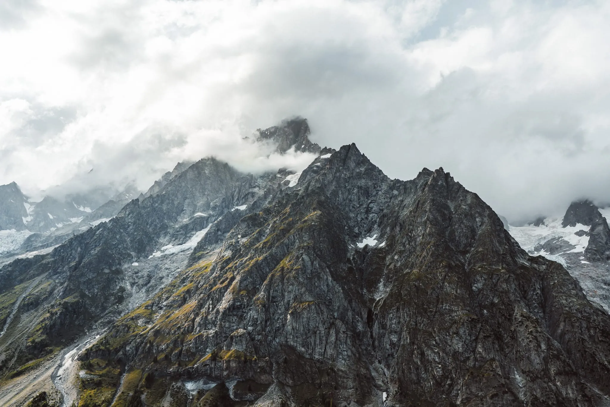 Skalnaté štíty masivu Mont Blanc v mracích