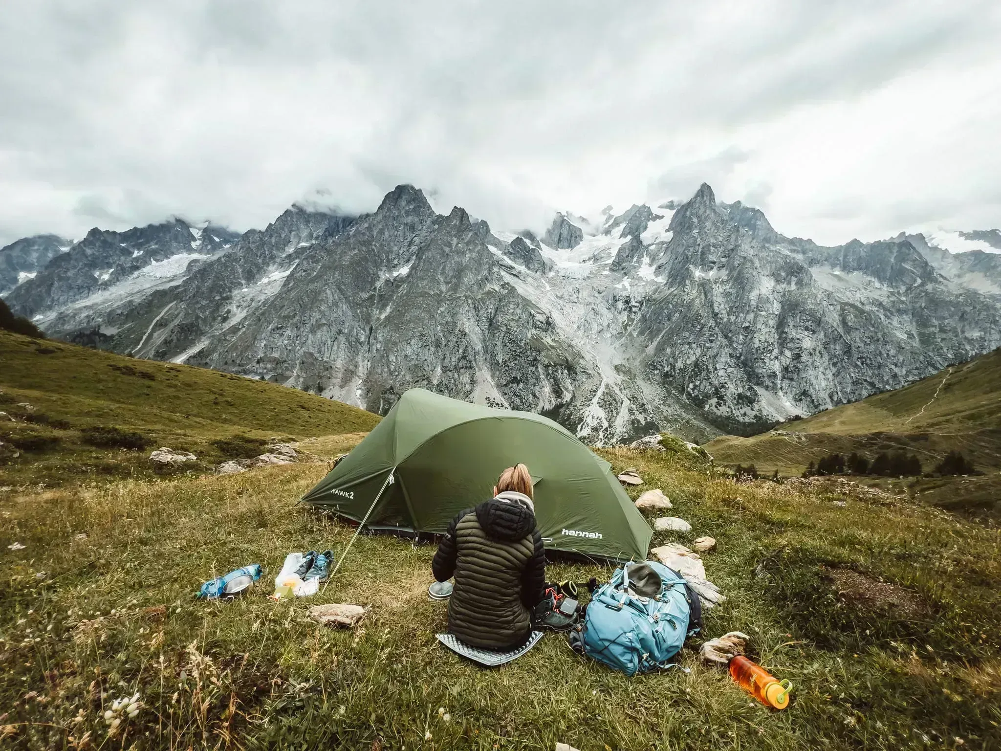 Stan nad chatou Refuge Walter-Bonatti s výhledem na masiv Mont Blanc